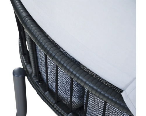 Nahaufnahme eines Gartenmöbels mit anthrazitfarbenem Polyrattan-Geflecht und hellen Polstern.