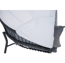 Detail eines Gartenstuhls mit dunklem Metallrahmen, Polster und weißem Textilbezug.