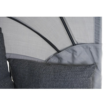 Detailansicht einer Gartenliege mit schwarzen Gestellstangen, hellgrauem Sonnendach und dunkelgrauem Polsterkissen.