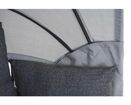 Detailansicht einer Gartenliege mit schwarzen Gestellstangen, hellgrauem Sonnendach und dunkelgrauem Polsterkissen.