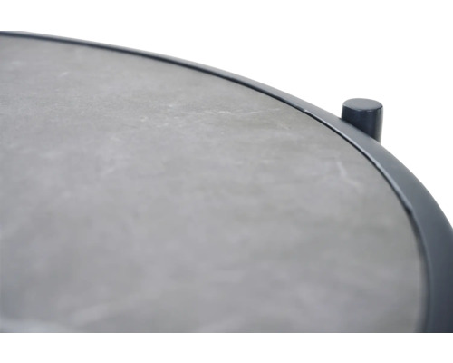 Detailansicht eines runden Tischs mit einer Tischplatte in Steinoptik und einem Metallrahmen.