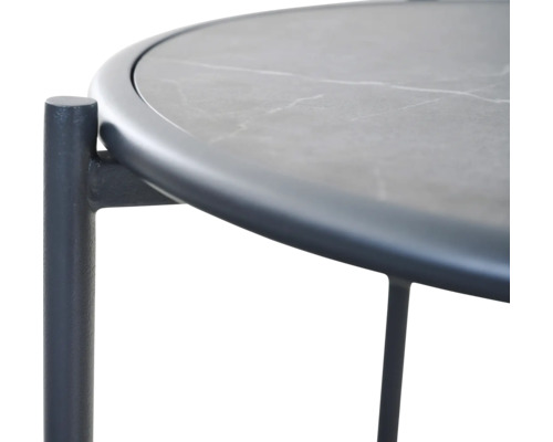 Detailansicht eines runden Beistelltisches mit Tischplatte in Steinoptik und dunklem Metallgestell.