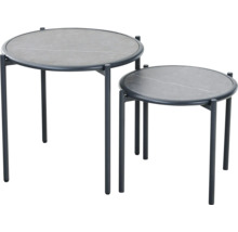 Zwei runde Satztische mit schwarzem Metallgestell und Tischplatten in grauer Steinoptik.