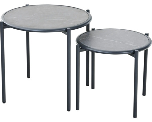 Zwei runde Satztische mit schwarzem Metallgestell und Tischplatten in grauer Steinoptik.