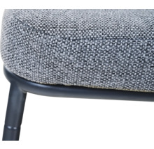 Nahaufnahme einer Sitzfläche mit strukturiertem Webstoff und schwarzem Metallgestell.