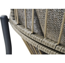 Detailansicht eines Gartenstuhls mit vertikalen Seilen und strukturiertem Textilgewebe.