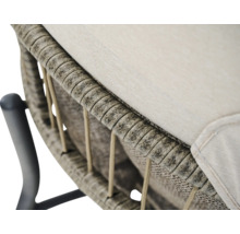Detailaufnahme eines Gartenstuhls mit Polyrattan-Geflecht, hellen Textilschnüren und einem hellen Sitzkissen.