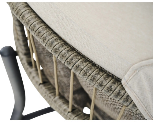 Detailaufnahme eines Gartenstuhls mit Polyrattan-Geflecht, hellen Textilschnüren und einem hellen Sitzkissen.