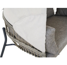 Nahaufnahme eines Garten-Loungesessels mit grauem Geflecht, strukturiertem Polster und hellem Stoffdach.