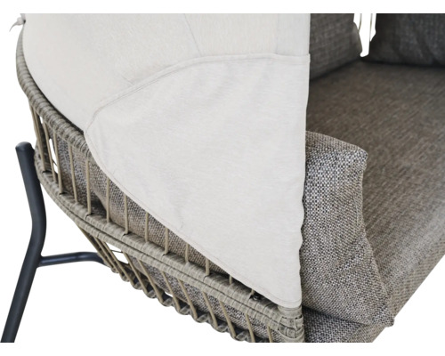 Nahaufnahme eines Garten-Loungesessels mit grauem Geflecht, strukturiertem Polster und hellem Stoffdach.