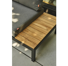 Gartenlounge mit schwarzem Metallrahmen, grauen Sitzkissen und integrierter Ablage aus Holzlatten.