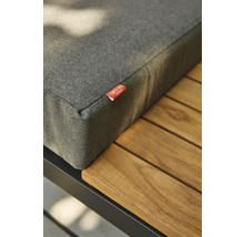 Siena Garden Logo an einem gepolsterten Sitzkissen auf einer Holzlattenoberfläche.