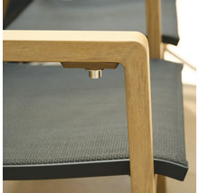 Detailansicht eines Gartenstuhls mit Armlehne aus Holz, Netzbespannung und einem Einstellknopf aus Metall an der Unterseite.