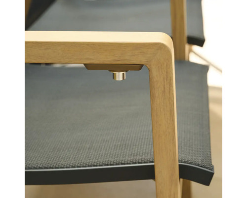 Detailansicht eines Gartenstuhls mit Armlehne aus Holz, Netzbespannung und einem Einstellknopf aus Metall an der Unterseite.