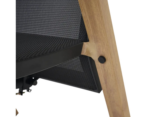 Detailansicht eines Gartenstuhls mit Holzgestell, Textilgewebe und Metallverbindung.