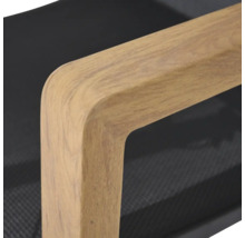 Armlehne aus Holz an einem Stuhl mit schwarzem Netzgewebe.