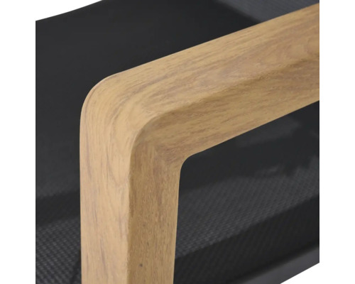 Armlehne aus Holz an einem Stuhl mit schwarzem Netzgewebe.