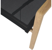 Detailansicht eines Gartenstuhls mit Holzgestell und schwarzer Sitzfläche aus Netzgewebe.