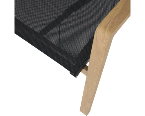 Detailansicht eines Gartenstuhls mit Holzgestell und schwarzer Sitzfläche aus Netzgewebe.