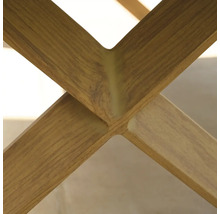 Detailaufnahme einer hölzernen Kreuzverbindung in X-Form