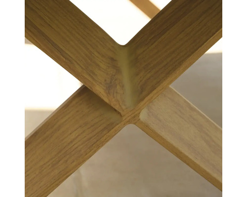 Detailaufnahme einer hölzernen Kreuzverbindung in X-Form