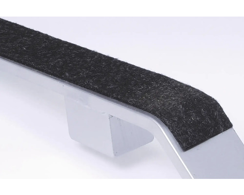 Detailansicht eines Möbelgleiters mit Filzgleitfläche auf einem Möbelbein.