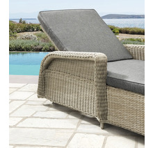Gartensonnenliege aus Polyrattan mit grauen Auflagen im Außenbereich