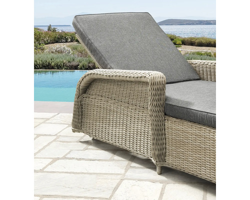 Gartensonnenliege aus Polyrattan mit grauen Auflagen im Außenbereich