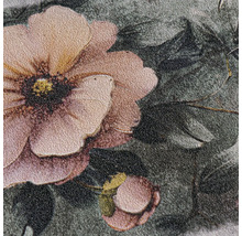 Strukturierte Tapete mit botanischem Blumenmuster, das eine große Blüte und Blätter zeigt.