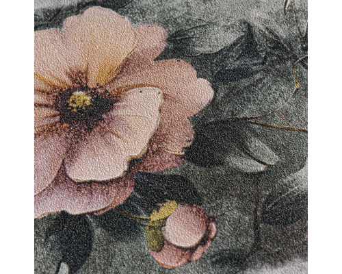 Strukturierte Tapete mit botanischem Blumenmuster, das eine große Blüte und Blätter zeigt.