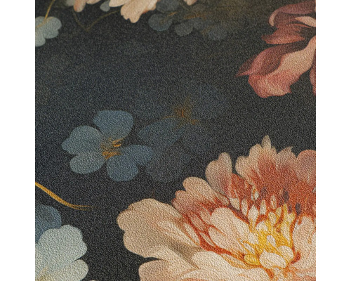 Nahaufnahme einer Tapete mit floralem Muster aus Pfingstrosen und kleinen Blüten sowie fühlbarer Oberflächenstruktur.