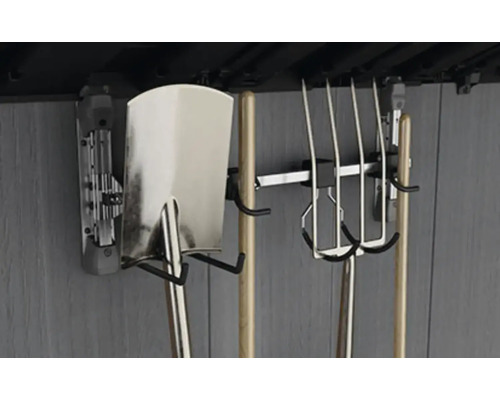 Gartenwerkzeug an einer Werkzeugwand aufgehängt