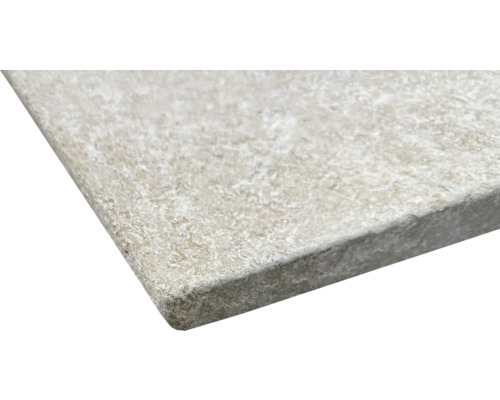 Nahaufnahme einer Natursteinfliese.