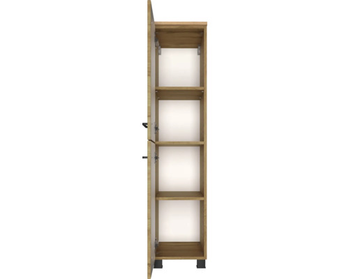 Bad-Hochschrank mit zwei offenen Türen in Eichen-Optik, vier Fächern, weißer Rückwand und schwarzen Standfüßen.