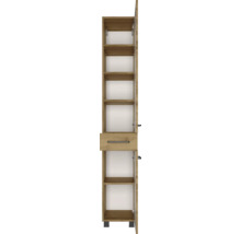 Offener Badezimmer-Hochschrank in Eichenoptik mit Einlegeböden, einer Schublade und schwarzen Griffen.