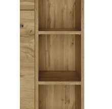 Detailansicht eines Schranks mit offenen Regalfächern in Holzoptik.
