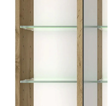 Schrankinnenraum mit Glasböden, integrierter Beleuchtung und Seitenwänden in Holzoptik.