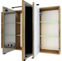 Dreitüriger Badezimmer-Spiegelschrank in Eichenoptik mit Glasfachböden, LED-Beleuchtung und Innensteckdose. Spiegeltüren geöffnet dargestellt.