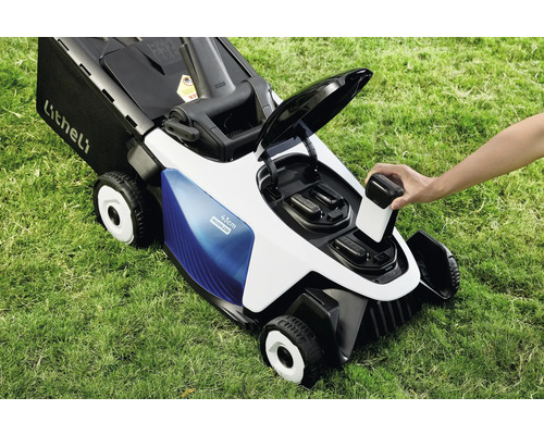 Aufsitzrasenmäher mit Akku wird auf einer Rasenfläche gezeigt.