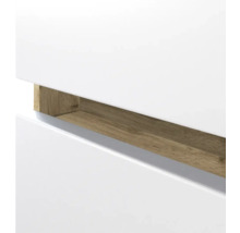 Detailansicht einer weißen Möbelfront mit einer Griffmulde in Holzoptik.