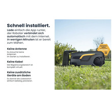 Rasenmähroboter auf Rasen mit Hinweisschild