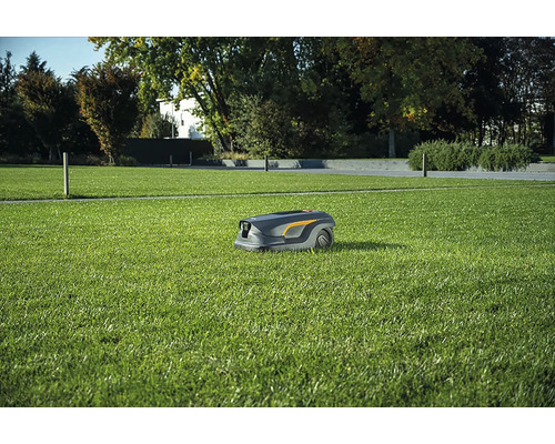 Rasenmähroboter auf einer Rasenfläche im Garten.