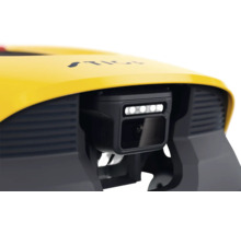 Detailansicht eines gelben Stiga Mähroboters mit integrierter Kamera