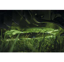 Rasenmäher im Einsatz mit rotierenden Messern beim Grasschneiden