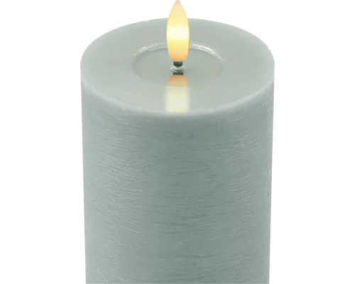 Graue Stumpenkerze mit Flamme