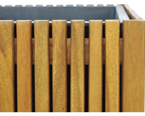 Holzblumenkasten mit Lattenmuster