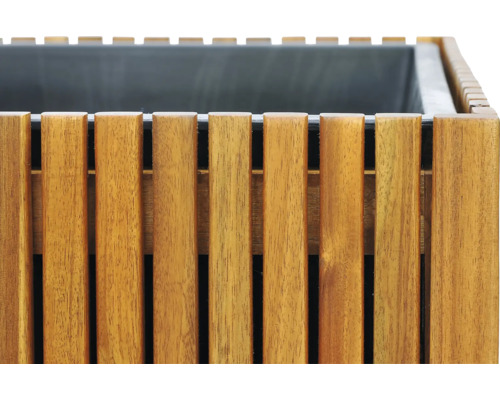 Nahaufnahme eines Pflanzkastens aus Holzlatten