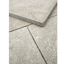 Naturstein-Terrassenplatten mit strukturierter Oberfläche und sichtbaren Poren.