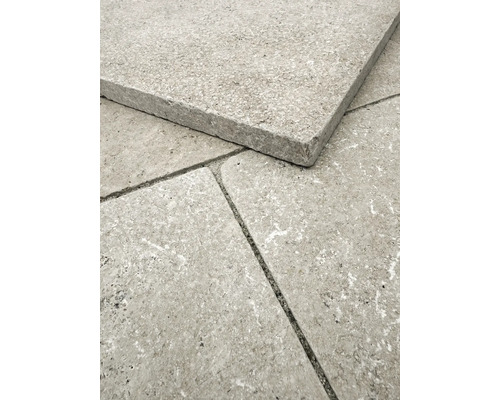 Naturstein-Terrassenplatten mit strukturierter Oberfläche und sichtbaren Poren.