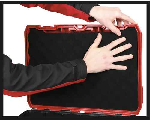 Person setzt Schaumstoffeinlage in einen Werkzeugkoffer.